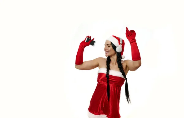 Sexy Dunkelhaarige Gut Gelaunte Frau Weihnachtsmannkostüm Die Drahtlose Kopfhörer Trägt — Stockfoto