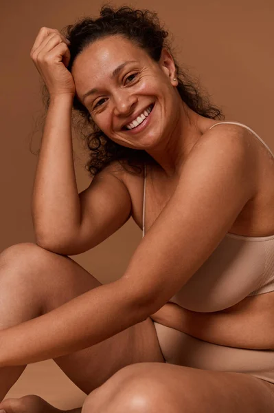 Attraktive Nackte Afroamerikanerin Unterwäsche Lächelt Zahm Die Kamera Body Positivität — Stockfoto