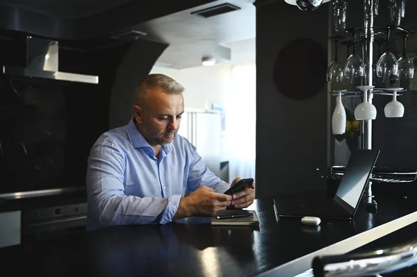 Schöner Mann Mittleren Alters Aus Dem Kaukasus Freiberufler Erfolgreicher Geschäftsmann — Stockfoto