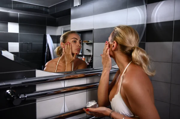 Encantadora Joven Rubia Caucásica Traje Baño Aplicando Crema Hidratante Realizando — Foto de Stock