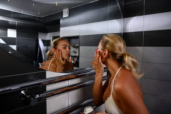 Encantadora Joven Rubia Europea Aplicando Crema Hidratante Realizando Masaje Facial — Foto de Stock