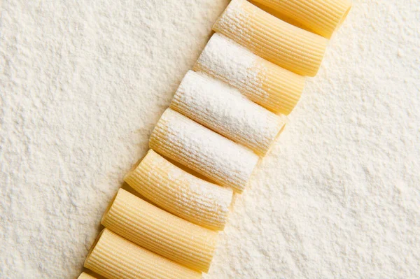 Flat Lay Composition Neatly Arranged Whole Wheat Italian Pasta Row — Stock Photo, Image