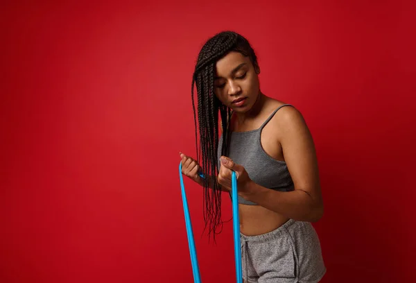 Bepaald Jonge Afrikaanse Vrouw Grijze Sportkleding Kneden Biceps Schouderspieren Met — Stockfoto