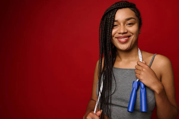 Vrolijke Afrikaanse Vrouw Met Dreadlocks Poseren Tegen Een Rode Achtergrond — Stockfoto