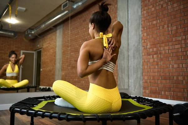 Schöne Afrikanerin Leuchtend Gelbem Trainingsanzug Die Arme Hinter Dem Rücken — Stockfoto
