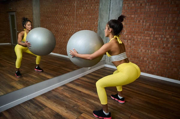 Spor Salonunda Elinde Gri Bir Fitness Topu Tutan Kalça Egzersizleri — Stok fotoğraf