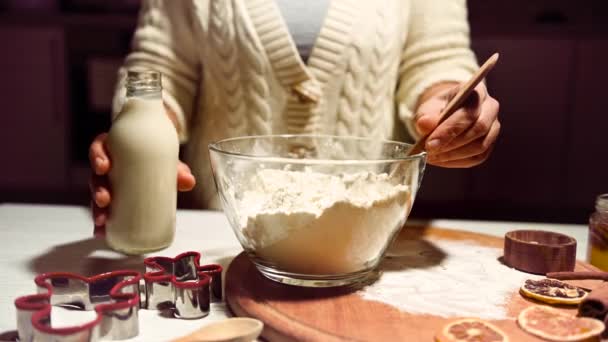 Nierozpoznawalna Kobieta Wlewa Mleko Roślinne Miski Mąką Przygotowując Piernikowe Ciasto — Wideo stockowe