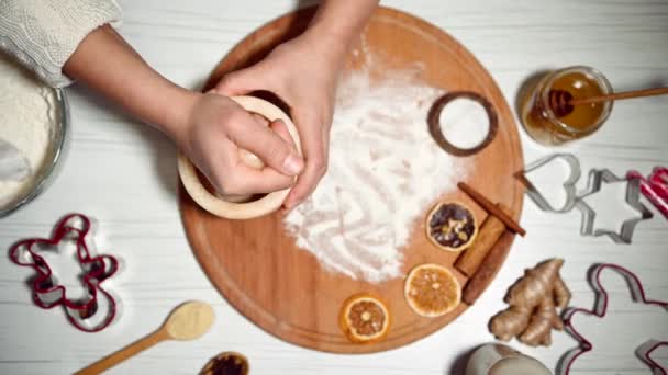 위에서 손으로 대리석 모르타르에 향신료와 재료를 표면에는 밀가루 오렌지 진저브레드 — 비디오