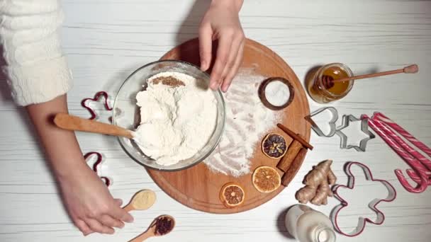 Üst Manzara Zencefilli Ekmek Hamuru Hazırlamak Için Bir Kaseye Beyaz — Stok video