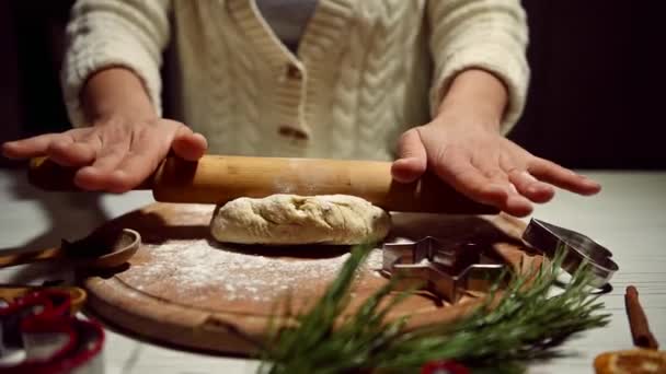 Video Una Mujer Chef Sacando Masa Con Rodillo Una Tabla — Vídeo de stock