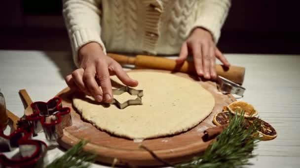 Närbild Kvinna Sätta Stjärna Formad Mögel Rullad Deg Och Skära — Stockvideo