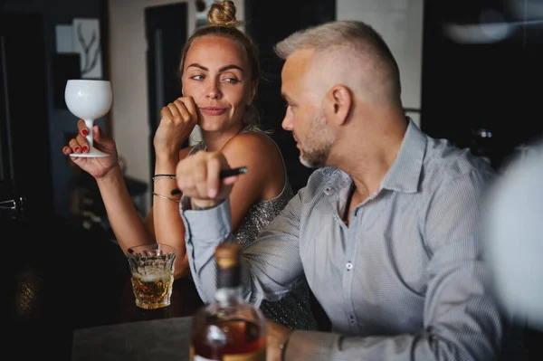 Junge Blonde Europäerin Und Gutaussehender Kaukasischer Mann Mittleren Alters Sitzen — Stockfoto