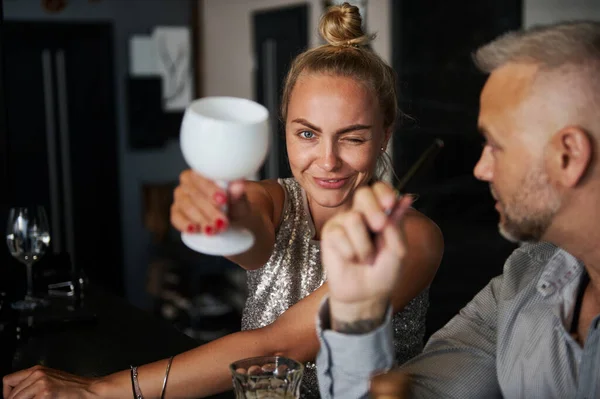 Focus Een Vrolijke Blonde Vrouw Van Middelbare Leeftijd Knipperend Glimlachend — Stockfoto