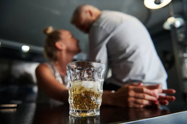 Zaměřte Sklenici Alkoholického Nápoje Kostky Ledu Rozmazaném Pozadí Evropského Heterosexuálního — Stock fotografie