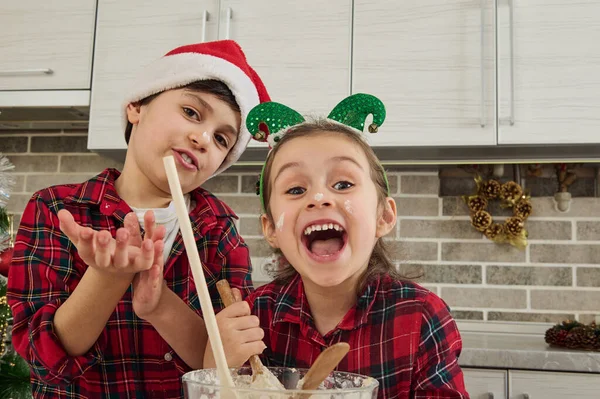 Fröhlich Süße Kinder Verwöhnen Haben Gemeinsam Spaß Der Heimischen Küche — Stockfoto