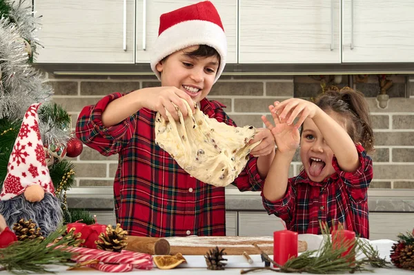 Hübsch Aussehende Kinder Kochen Während Der Weihnachtsfeiertage Gemeinsam Der Heimischen — Stockfoto