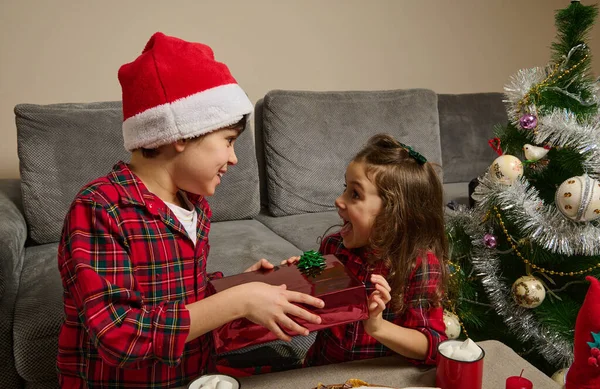 Entzückende Kaukasische Kinder Süßer Junge Mit Weihnachtsmütze Und Charmantes Kleines — Stockfoto