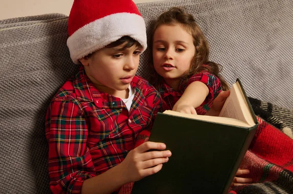 Entzückende Europäische Kinder Bruder Mit Weihnachtsmütze Und Seine Jüngere Schwester — Stockfoto