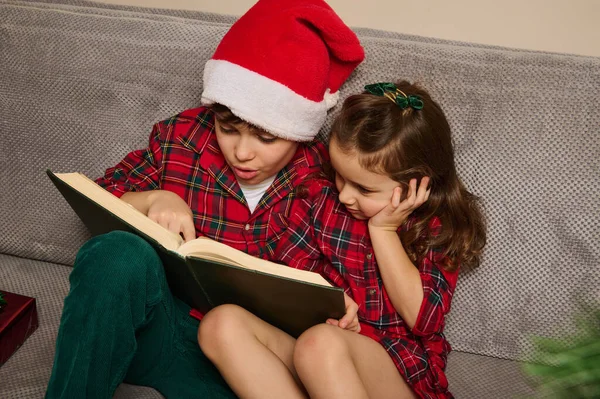 Entzückende Europäische Kinder Bruder Mit Weihnachtsmütze Und Seine Jüngere Schwester — Stockfoto