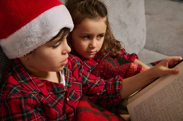 Nahaufnahme Entzückender Europäischer Kinder Bruder Und Schwester Junge Mit Weihnachtsmütze — Stockfoto