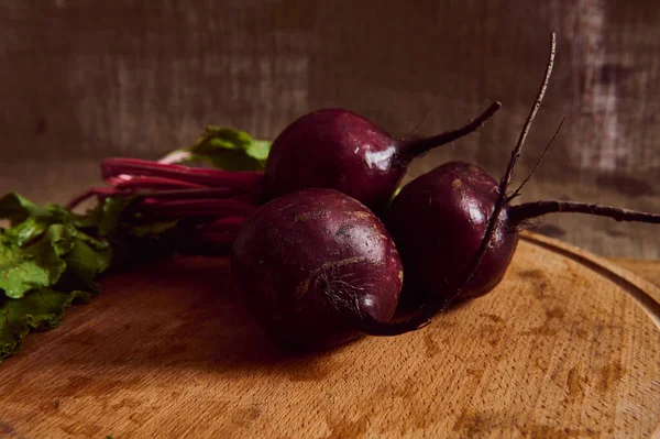 Primer Plano Manojo Remolacha Fresca Húmeda Color Burdeos Con Tapas — Foto de Stock