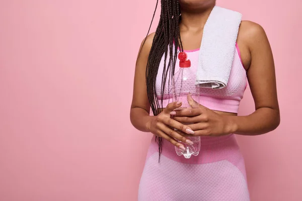 Geïsoleerde Close Portret Roze Achtergrond Van Een Onherkenbare Afrikaanse Vrouw — Stockfoto