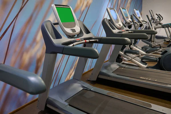 ランニングマシン ジムやウェルネススパ ヘルスセンターのフィットネスルームでのトレッドミルが近くにあります フィットネス スポーツ 心臓トレーニング 健康的でアクティブなライフスタイルのコンセプト — ストック写真