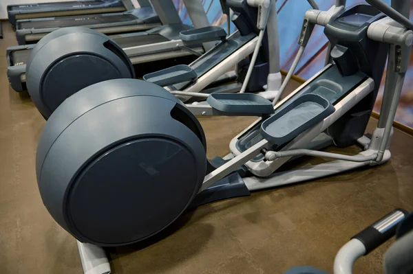 心臓トレーニングの概念 フィットネスセンターにおけるスポーツ用具のクローズアップ — ストック写真