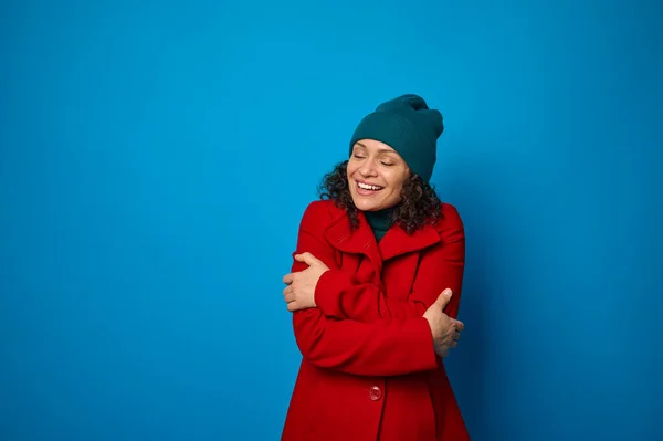 Vrolijk Krullend Brunette Mooi Vrouw Gekleed Heldere Rode Jas Warme — Stockfoto