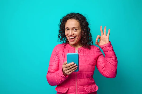 Vrolijke Mooie Vrouw Fel Roze Jas Houdt Smartphone Haar Hand — Stockfoto