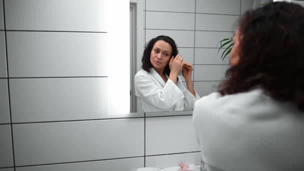 Beautiful Dark Haired Middle Aged Woman Wearing White Waffle Bathrobe — Vídeo de stock