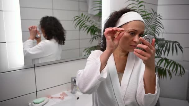 Okouzlující Žena Bílém Vaflovacím Rouchu Stojí Zády Zrcadlu Koupelně Dělá — Stock video