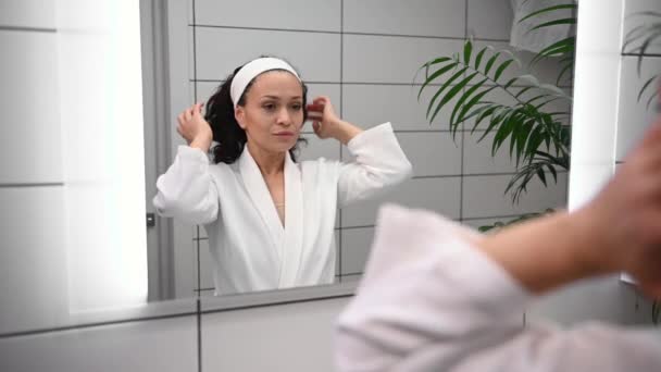 Çekici Kıvırcık Saçlı Esmer Sabah Banyoda Güzellik Tedavisinde Orta Yaşlı — Stok video