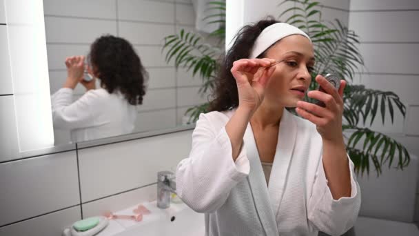 Aantrekkelijke Mooie Vrouw Een Witte Wafelgewaad Die Met Haar Rug — Stockvideo