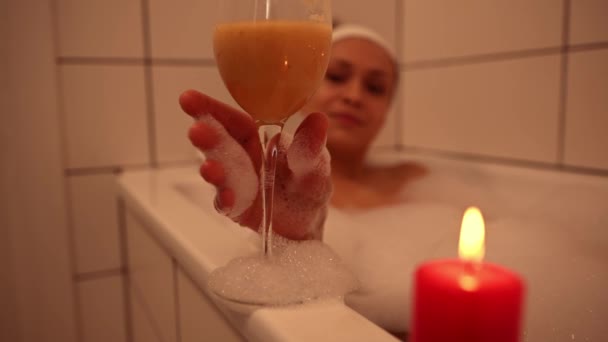 Close Drinking Glass Freshly Squeezed Vitamin Exotic Juice Edge Bathtub — Videoclip de stoc