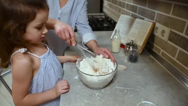 Detailní Záběr Ruce Matky Nalévání Nějaké Veganské Mléko Misky Moukou — Stock video