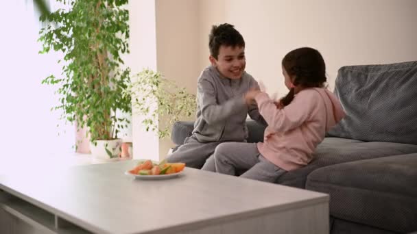 Schöne Schulpflichtige Europäische Kinder Bruder Und Schwester Spielen Klatschen Die — Stockvideo