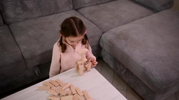 Blick Von Oben Auf Konzentrierte Niedliche Jährige Kleine Kaukasische Mädchen — Stockvideo