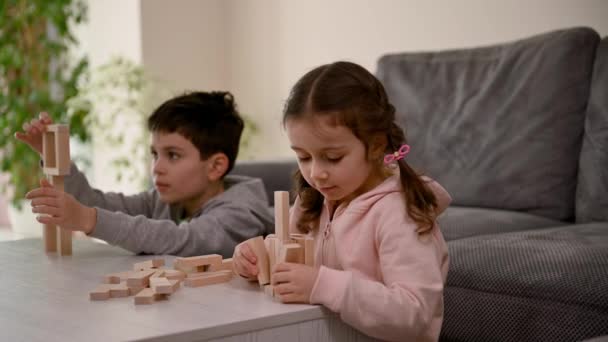 Ένα Αξιολάτρευτο Χαρούμενο Καυκάσιο Κοριτσάκι Που Παίζει Επιτραπέζιο Παιχνίδι Τον — Αρχείο Βίντεο