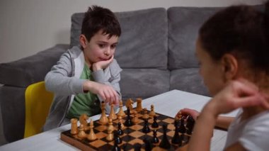 Satranç stratejisi geliştiren Avrupalı çocuk annesiyle oynarken satranç hareketini düşünüyordu. Mantık geliştirme, boş masa oyunları, eğlence, akıllı hobi ve eğitim kavramı