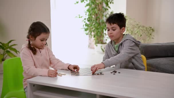 Bambini Svegli Ragazzo Ragazza Organizzare Pedine Pezzi Mentre Giocano Insieme — Video Stock