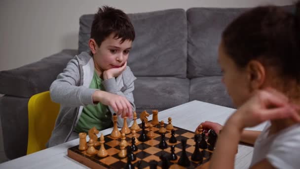 Konzentrierter Europäischer Junge Der Schachstrategien Entwickelt Und Während Mit Seiner — Stockvideo