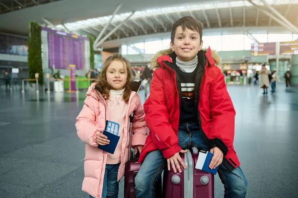 Happy Cheerful European Kids Boy Girl Warm Clothes Sitting Suitcase — Zdjęcie stockowe