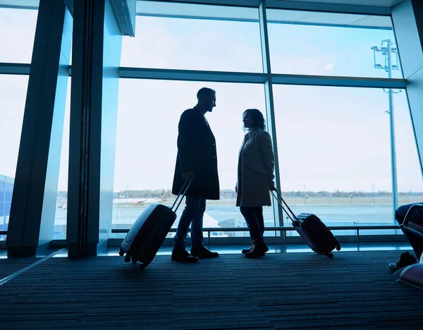 Silhouette Two People Woman Man Suitcases Standing Panoramic Windows Overlooking — Stock fotografie