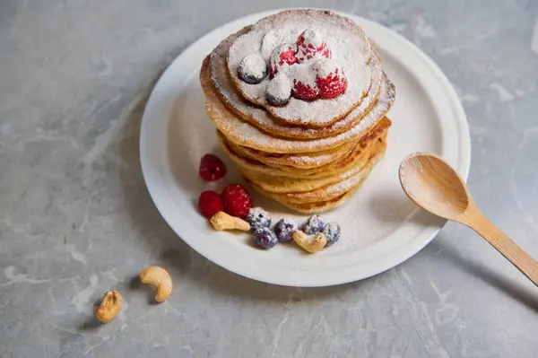 Pemandangan Atas Pancake Buatan Sendiri Yang Lezat Ditaburi Dengan Gula — Stok Foto