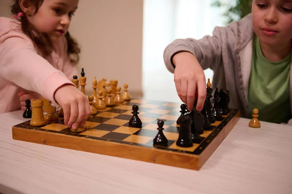 Мягкий Фокус Руках Счастливого Мальчика Маленькой Девочки Играющей Шахматы Домашнем — стоковое фото