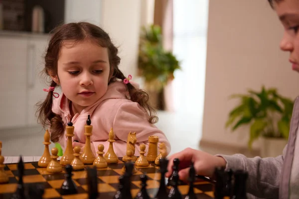 Närbild Porträtt Vacker Söt Liten Europeisk Flicka Som Spelar Schackspel — Stockfoto