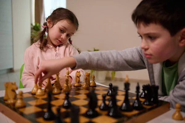 Menino Ruivo Nos óculos Sentado Em Casa E Jogando Xadrez Sozinho. Imagem de  Stock - Imagem de movimento, jogar: 208485515