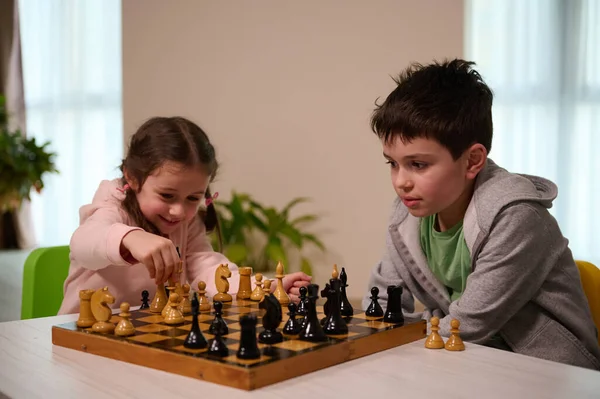 Barn Som Har Kul Tillsammans Och Spelar Schack Broder Lär — Stockfoto