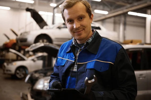 Snygg Leende Vit Auto Mekaniker Bil Ingenjör Tekniker Uniform Håller — Stockfoto